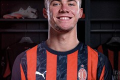 霍伊伦德已同意转会，曼联接近与米兰达成协议！只差买断金额需谈判